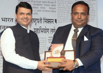 CM Devendra Fadnavis Felicitates Dr. Rajendra Pratap Singh of Yogayatan Group at Realty Business Achievers Awards 2016
