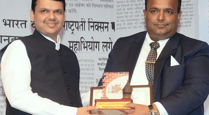 CM Devendra Fadnavis Felicitates Dr. Rajendra Pratap Singh of Yogayatan Group at Realty Business Achievers Awards 2016