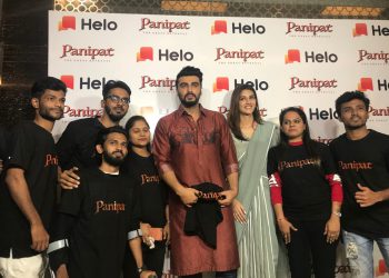 Arjun Kapoor and Kriti Sanon greeting Helo fans.