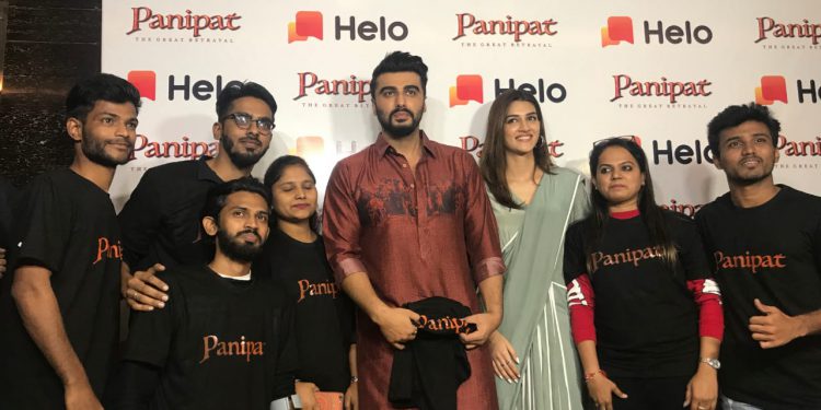 Arjun Kapoor and Kriti Sanon greeting Helo fans.