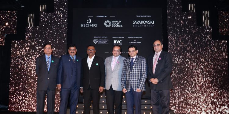 Malabar Gold, C. Krishniah Chetty, G.R.Thanga Maligai, Mehta Emporium, KK Jewels, Kulthiaa, Sona Chandi amongst winners of the 9th edition of GJC’s National Jewellery Awards (NJA) Actor Sharad Kelkar hosts & actress Esha Gupta grace NJA Grand Finale where 35 awards in 8 categories were given Mahesh Jain PB Society Jewellers, Kanpur UP, honored with Anmol Ratna Award Prerna Khurana from Khurana Jewellers Amritsar won Woman Entrepreneur Award Sanjib Dey wins Designer Award; Vummidi Bangaru Jewellers wins Artisan Award 10 student winners of Sawansukha Institute, NIFT Chennai, INSD win scholarship worth Rs. 10 lakh, (1 lakh each ) sponsored by International Institute of Gemology (IIG).