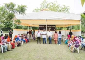 Ahmedabad Intl School student Jenisa Patel holds conjunctivitis medical camp for labourers