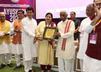 Mrs. Punam Gupta Honored with Ayushcon Excellence Award