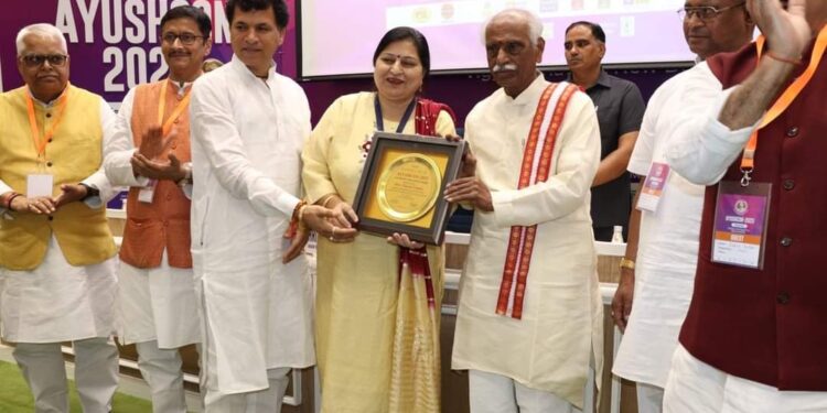 Mrs. Punam Gupta Honored with Ayushcon Excellence Award