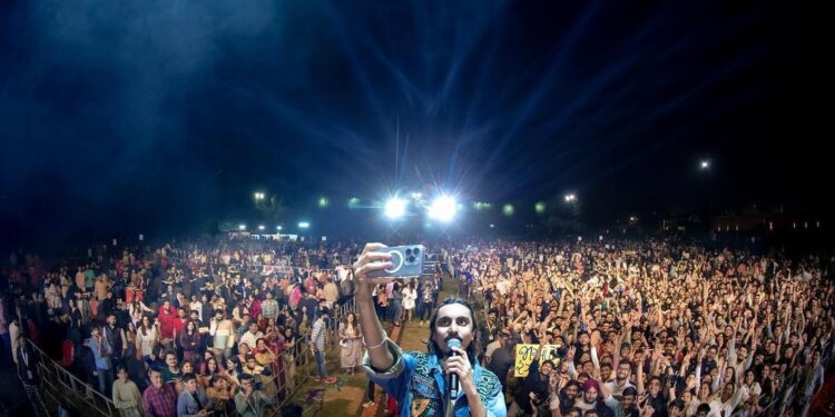 Fever 95 Unleashes a Sonic Storm: Aditya Gadhvi Live at Savana Party Lawns!