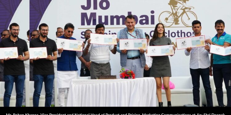 Deepak Kesarkar, Mumbai’s Guardian Minister, Ramdas Athawale and Shrikant Shinde announce Thane-Mumbai cycling lane at Jio Mumbai Cyclothon