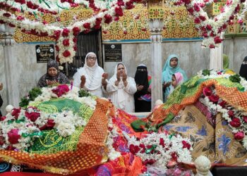 Dharavi residents pray for  redevelopment at Mahim Dargah
