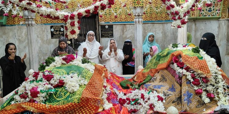Dharavi residents pray for  redevelopment at Mahim Dargah
