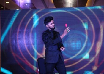 Visionary Magician Transforms Corporate Events: Grand Success for Industry Giants.