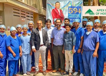 Mumbai doctor performs record 594 Robotic Knee Replacement Surgeries in one year