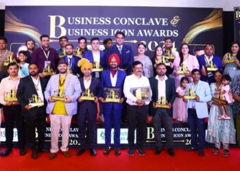 Bollywood Actor Sharman Joshi Shines the Franchise Batao Business Awards 2024.