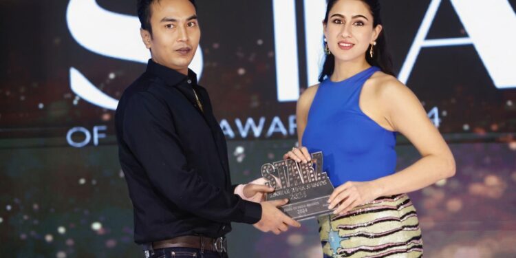 Rising Star Sushim (Rahul) Gaikwad Honored with Young Investor and Producer Award in Bollywood by Actress Sara Ali Khan