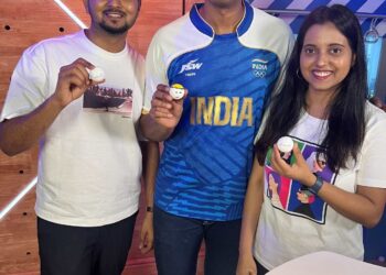 Paris 2024 Olympics flag bearer Sharath Kamal tries his hand at painting with Bihar’s first YouTuber, Artkala