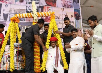 Dhareshwar Vidya & Krida Pratisthan honored Sharad Pawar with Granth Tula on the occasion of Pratisthan’s Silver Jubilee Year