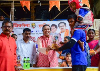 Dinesh Shahra Foundation Recognizes Youth Participation at a Dahi Handi Celebration Event in Mumbai