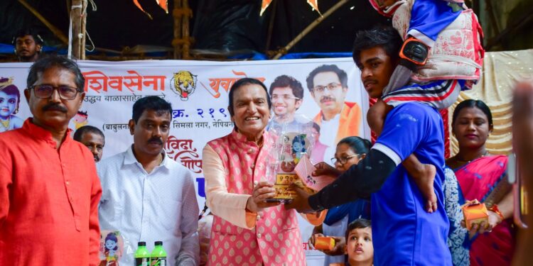 Dinesh Shahra Foundation Recognizes Youth Participation at a Dahi Handi Celebration Event in Mumbai
