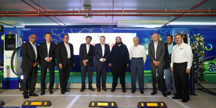 Anant Ambani and Murray Auchincloss inaugurate Jio-bp’s 500th EV-charging station at Jio World Centre (JWC), BKC, Mumbai, marking the installation of 5,000 Jio-bp charging points in India 